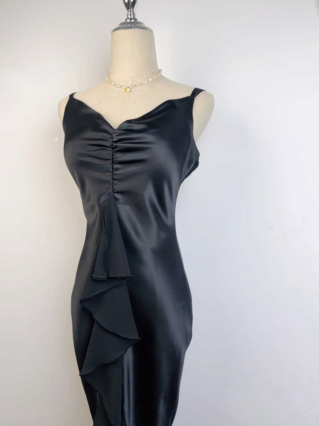 Elegant Black Strapless Satin Mermaid Homecoming Dress