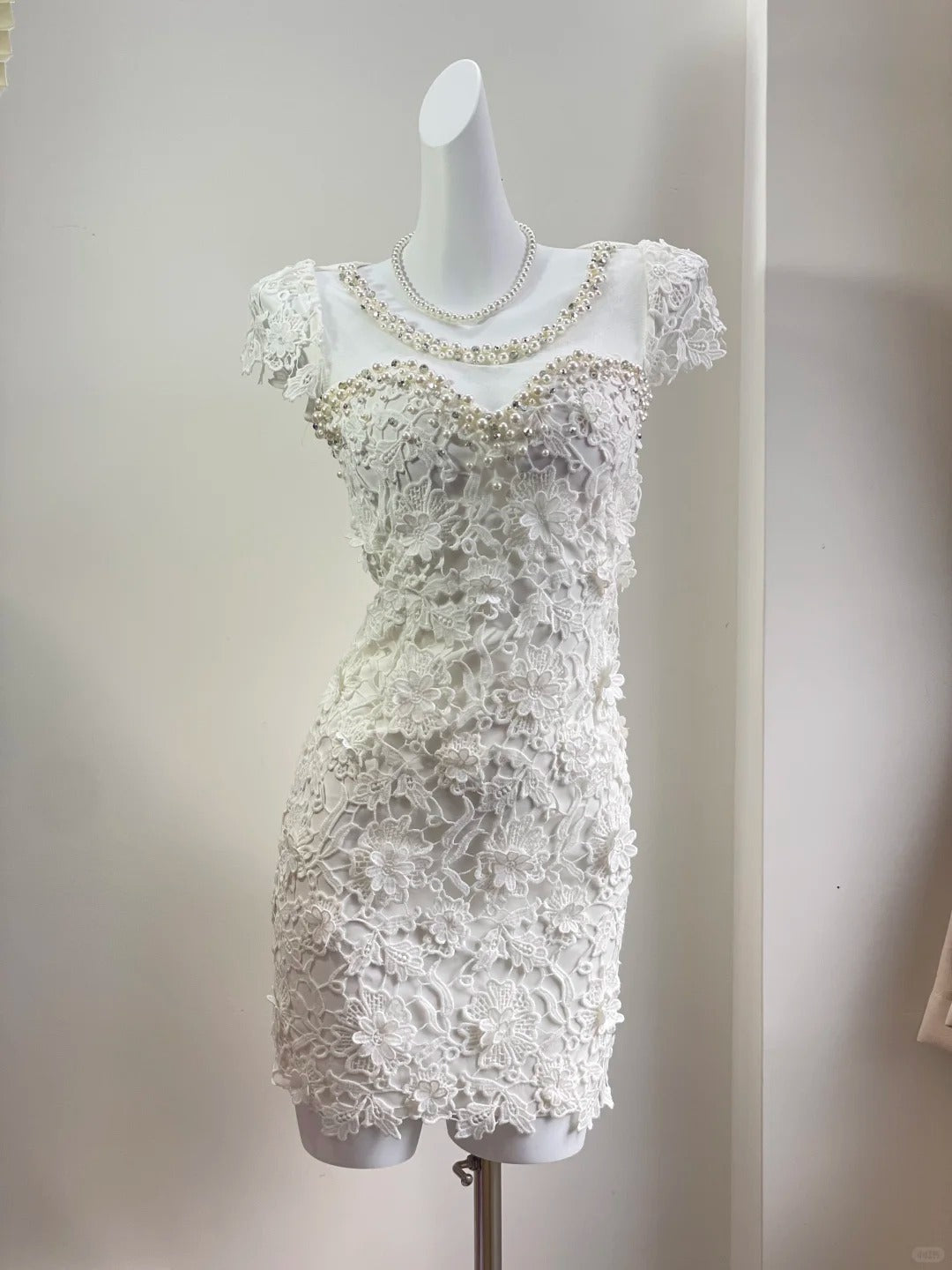 Elegant White Pearl Round Neck Lace Tight Hip 19th Birthday Homecoming Dress