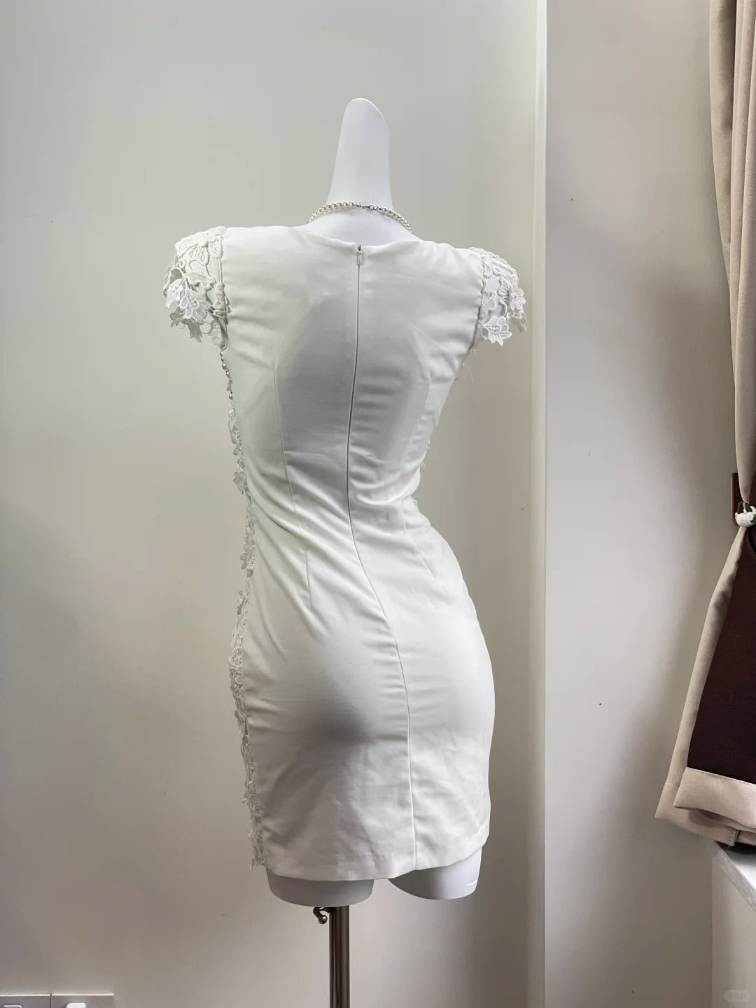 Elegant White Pearl Round Neck Lace Tight Hip 19th Birthday Homecoming Dress