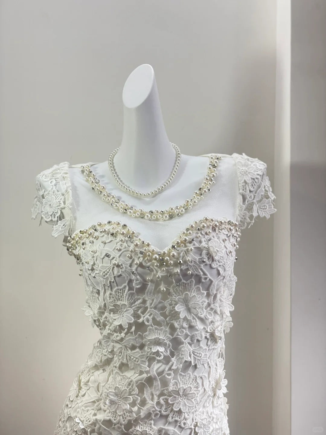 Elegant White Pearl Round Neck Lace Tight Hip 19th Birthday Homecoming Dress